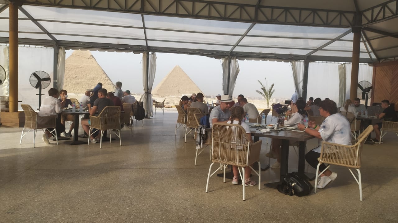 مطعم ناين بيراميدز لاونج يستقبل الأفواج السياحية بعد يومين من افتتاحه8