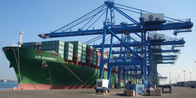 ميناء دمياط يستقبل 18 سفينة فى 24 ساعة