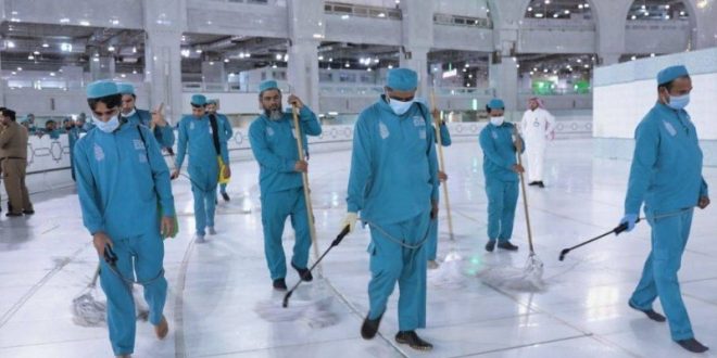 السعودية تمنع اقتراب كورونا من المسجد الحرام بـ 60 ألف لتر مطهرات يومياً