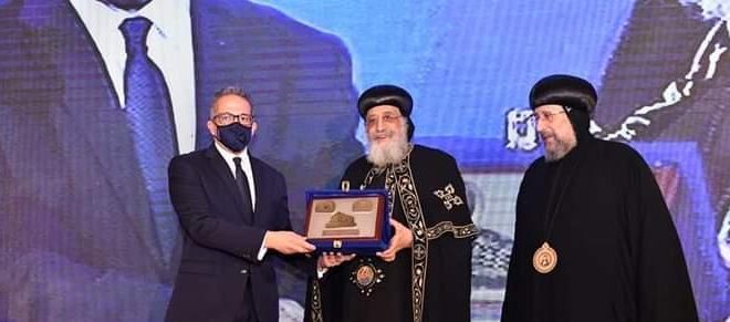 البابا تواضروس يهدي درع الثقافي القبطي لوزراء الثقافة والسياحة والإعلام