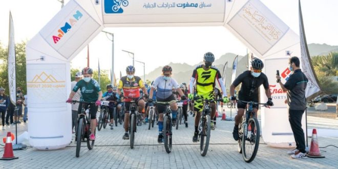 سياحة عجمان تختتم سباق "مصفوت للدراجات الجبلية" بمشاركة مئات المتسابقين