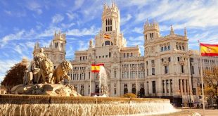 "جواز سفر لقاح كورونا" يُحيي آمال عودة السياحة البريطانية إلى إسبانيا