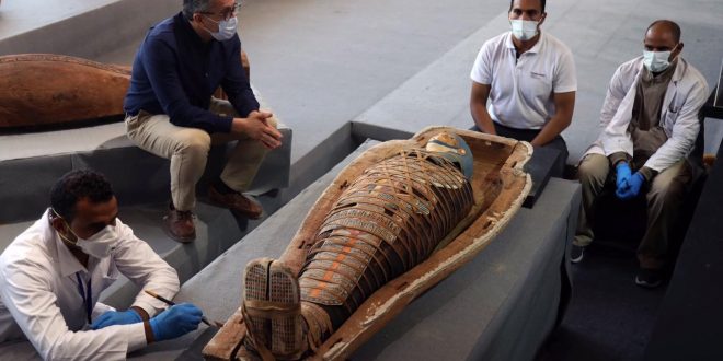 النواب تشيد بتصريحات العناني .. الاكتشافات الأثرية في سقارة تمت بأيد مصرية