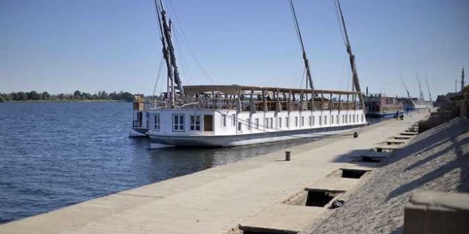 إعادة رصف طريق الكورنيش والمرسى السياحى بإسنا جنوب الأقصر