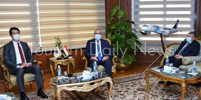 وزير الطيران يبحث مع سفير كوريا الجنوبية آليات زيادة الحركة السياحية لمصر
