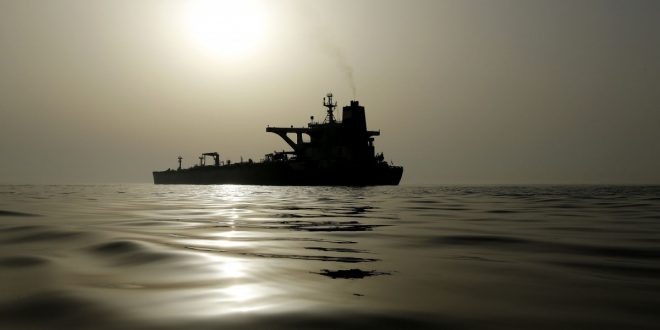 البحرية البريطانية تؤكد إغلاق ميناء جدة بعد انفجار ناقلة نفط سنغافورية