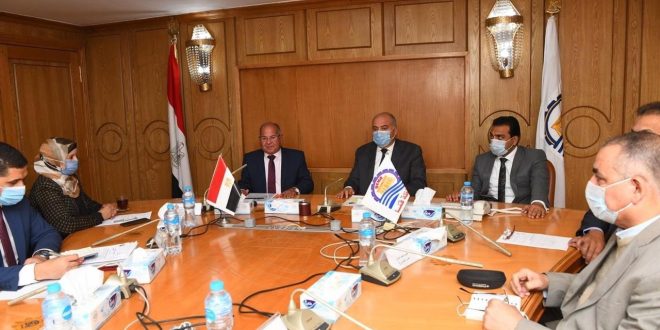 التخطيط تتابع مستوى أداء المراكز التكنولوجية بمحافظة قنا