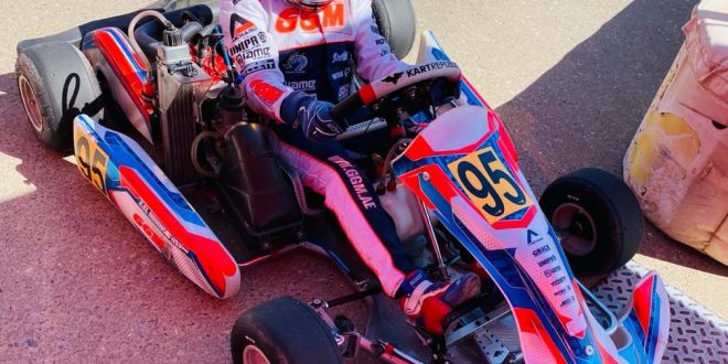 الطفل المصري زين الحمصاني بفوزه ببطولة سباق السيارات بدبي .. والهجرة تهنئ