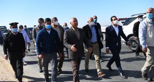 الوزير يتفقد ازدواج المرحلة الأولي من طريق قنا - الأقصر الصحراوي الشرقي