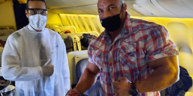 بالورود والنداء الصوتي .. مصر للطيران تستقبل البطل العالمي بيج رامي1