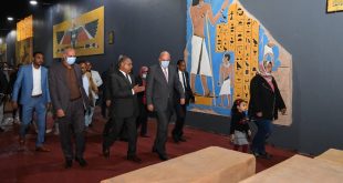 تجميل الممشي السياحي بقنا بجدارية فرعونية مقلدة بطول 106 أمتار