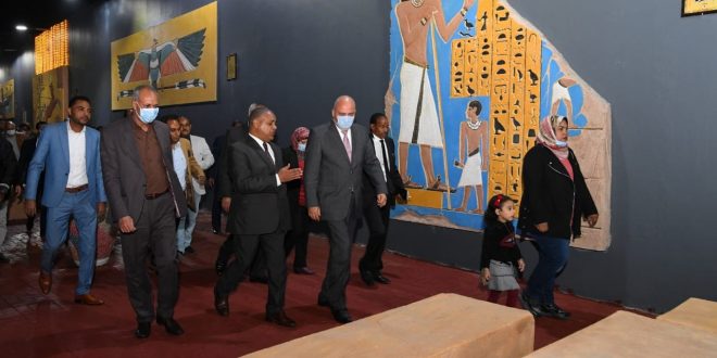 تجميل الممشي السياحي بقنا بجدارية فرعونية مقلدة بطول 106 أمتار