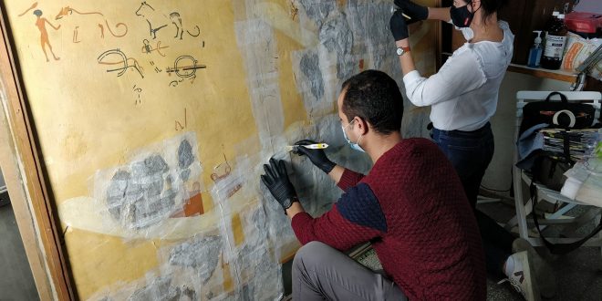 ترميم رسم جداري لمقبرة بمنطقة الكوم الاحمر والموجودة بالمتحف المصري1