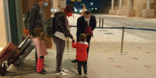 وصول أول وفد سياحي سلوفاكي لمطار الغردقة وهيئة التنشيط تستقبله بالورود3