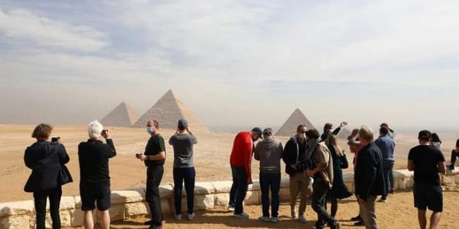 150 إعلاميا أجنبيا يزورن أهرامات الجيزة وسعادة كبيرة بالحضارة المصرية