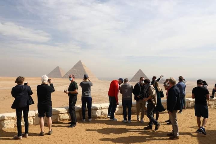 150 إعلاميا أجنبيا يزورن أهرامات الجيزة وسعادة كبيرة بالحضارة المصرية