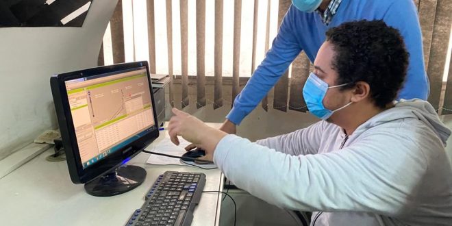 العناني يتفقد أعمال مركز تتبع المركبات السياحية GPS التابع للوزارة