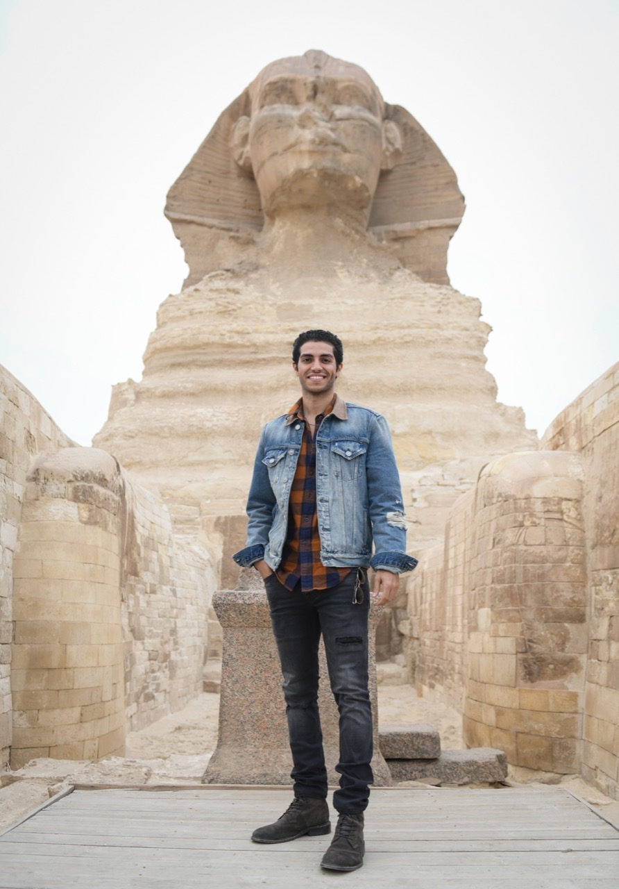 النجم المصري العالمي مينا مسعود ينشر فيديو عن مغامرته داخل الهرم الأكبر