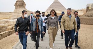 برفقة العناني ومكرم .. مينا مسعود سفير مبادرة اتكلم عربي يزور الأهرامات4