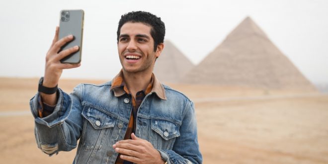 النجم المصري العالمي مينا مسعود ينشر فيديو عن مغامرته داخل الهرم الأكبر