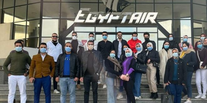 مصر للطيران تنظم جولة تعريفية لطلبة كلية الإعلام1