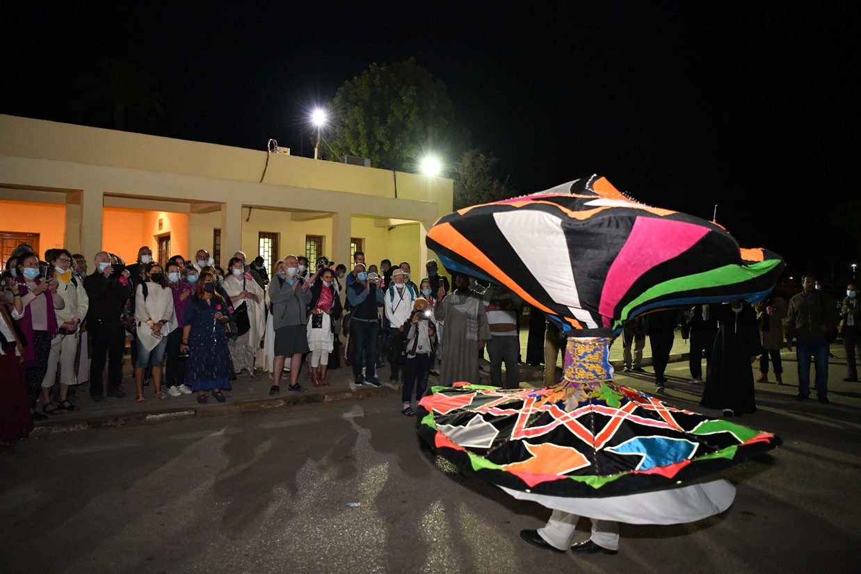 معبد دندرة يستقبل فوجاً سياحياً متعدد الجنسيات بالمزمار والطبل البلدي