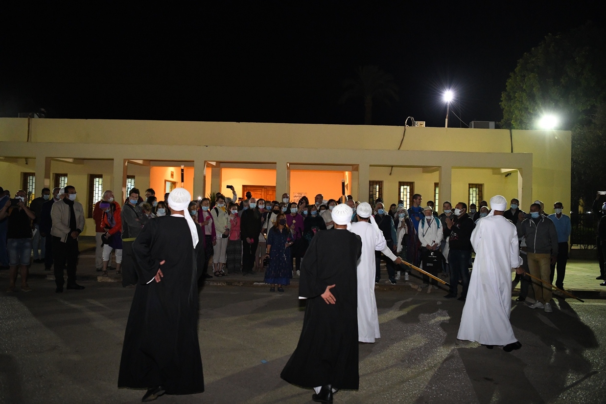 معبد دندرة يستقبل فوج سياحي متعدد الجنسيات بالزمارة والورد11