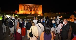 معبد دندرة يستقبل فوج سياحي متعدد الجنسيات بالزمارة والورد111