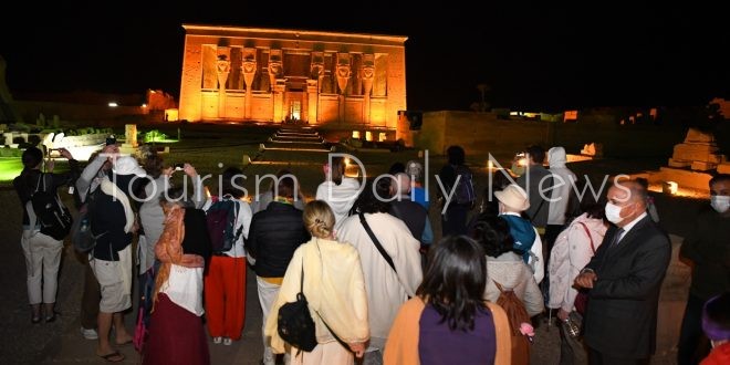 معبد دندرة يستقبل فوج سياحي متعدد الجنسيات بالزمارة والورد111