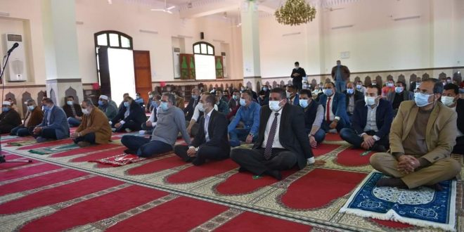 العناني ومنار يصليان الجمعة بمسجد بجامعة سوهاج والخطبة عن حسن الخلق
