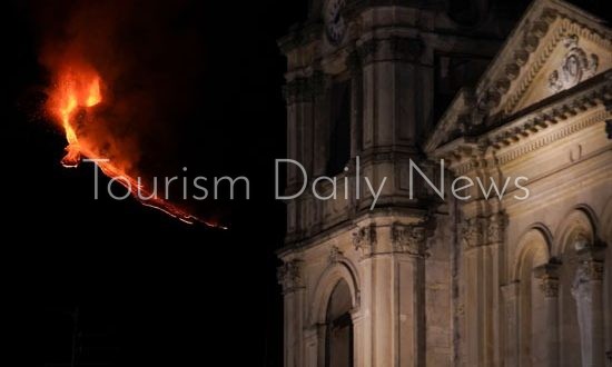 بركان إتنا يغلق مطار كاتانيا بإيطاليا وتعليق الطيران على ساحل صقلية الشرقي