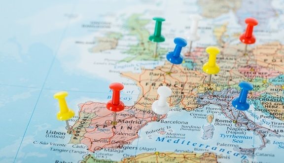 المفوضية الأوروبية .. إقرار التطعيم ضد فيروس كورونا طوق النجاة لموسم السياحة