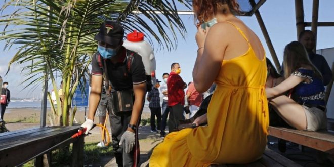 لا سياحة إلا بإجراءات صحية صارمة .. شرطة بالي تعاقب أجانب بسبب الكمامة1