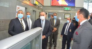 وزير الطيران المدني يتابع حركة السفر بمطار الغردقة ويلتقى بالمستثمرين