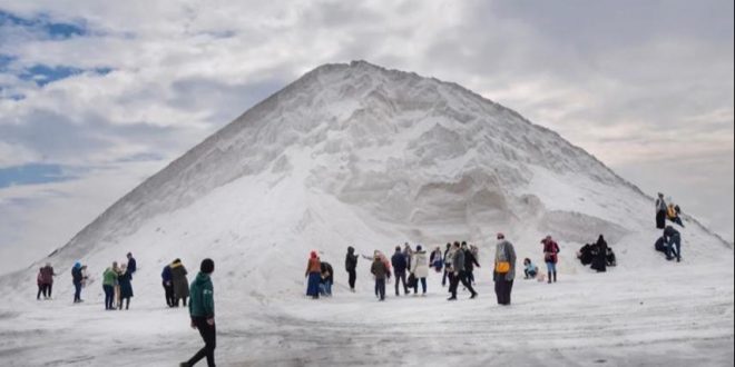 CNN تكشف حقيقة الجبال البيضاء في مصر والتي تحولت لأماكن للتزلج في بور فؤاد