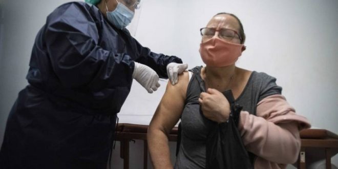 العالم على أعتاب الموجة الرابعة من كورونا .. وتحذيرات من التردد في التطعيم