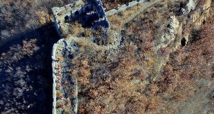 القبض على 3 سياح خربوا سور الصين العظيم بأدوات حادة