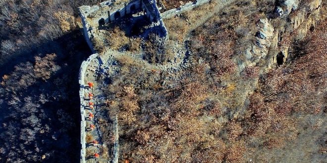 القبض على 3 سياح خربوا سور الصين العظيم بأدوات حادة