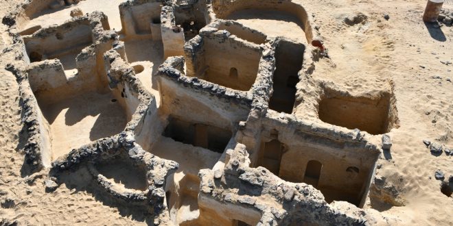 الكشف عن 19 حجرة منحوتة فى الصخر وكنيسة بها كتابات بالمداد الاصفر