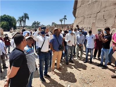 وزارة السياحة تلغى ترخيص 895 مرشداً سياحياً خالفوا القانون
