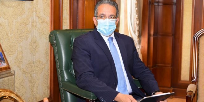 مكرم تبحث مع العناني تنظيم برامج سياحية للمصريين بالخارج لربطهم بالوطن1