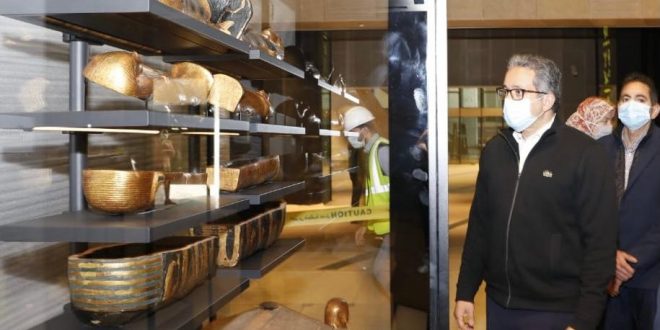 وزير السياحة والآثار يتفقد معرض كنوز الملك توت عنخ آمون بمتحف الغردقة