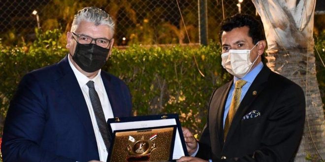 وزير الشباب والرياضة يكرم رؤساء الاتحادات الدولية والإفريقية للدراجات
