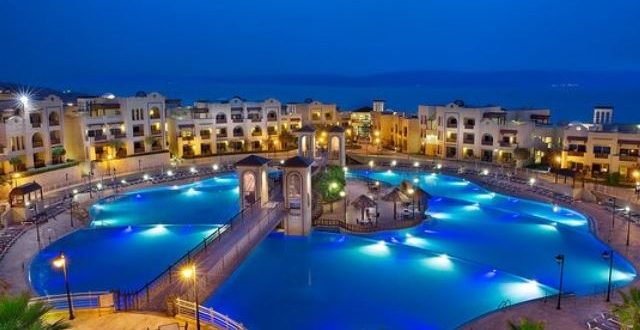 وزير السياحة يكشف عن تشغيل 4.5 ألف عامل بالمنتجعات في الأردن