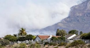 حريق هائل بأشهر معالم كيب تاون السياحية.. فيديو