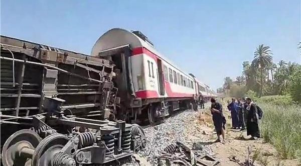 قطار السويس يدهس سيارة نقل واستمرار حوادث السكة الحديد ونزيف الدم