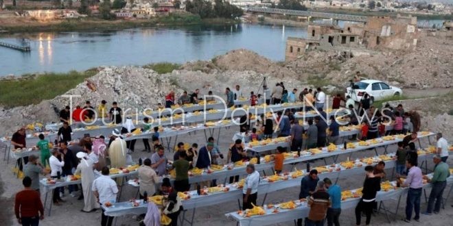 موائد رمضان تكسر حصار كورونا بالعراق ودمار المدن لم يمنع الأهالي من الخروج