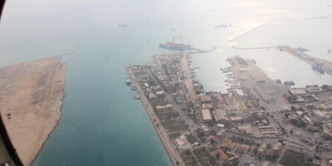 وزيرة البيئة تستقل طائره المسح الجوى للوضع البيئى في خليج السويس