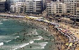 السياحة والمصايف بالإسكندرية توزع أكياس قمامة مجانا على جمهور الشواطئ