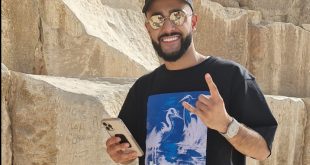 المدون والمؤثر الروسي جوسن جاسانوف يسجيل فيديوهات قصيرة وصور لمنطقة الهرم